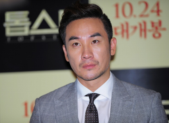 A woman accused actor Uhm Tae-woong to assault her; his agency denies