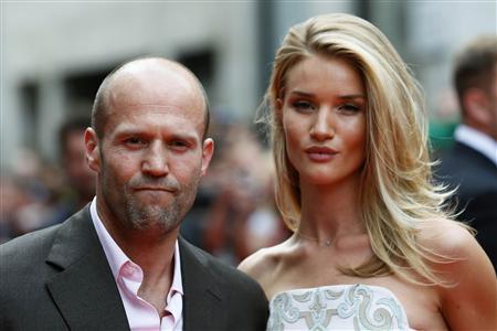 ‘Furious 8’ star Jason Statham, girlfriend sexy on the beach in ...